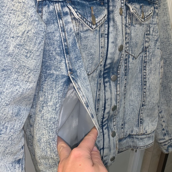 Light wash Sherpa lined jean jacket - Picture 3 of 7